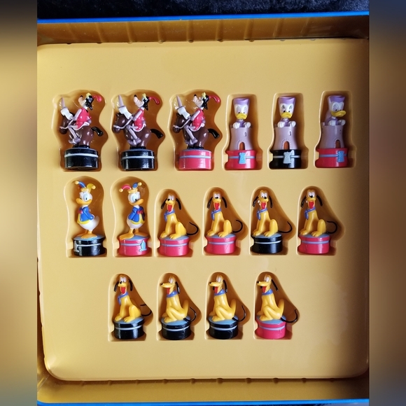 Disney Rare Mickey Mouse Chess Set - Tin Box - Picture 2 of 4